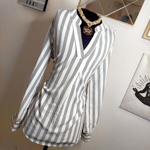 White stripe long-sleeved shirt